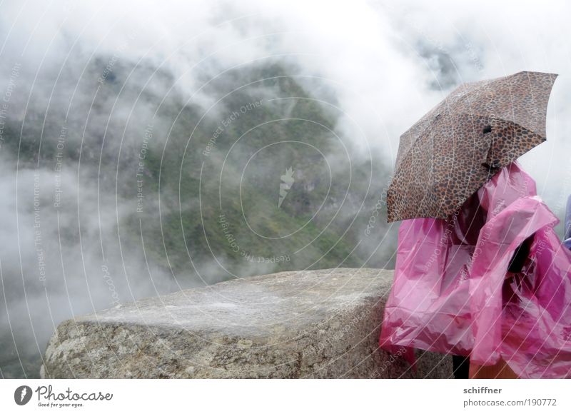 Regen am Machu Picchu 1 Mensch Landschaft Wolken Wetter schlechtes Wetter Nebel Urwald Regenschirm Blick warten Regenumhang Schutz Wetterschutz Mauer Stein