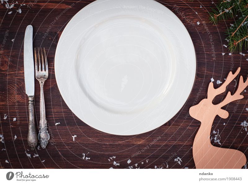 Weiße Platte mit Gabel und Messer auf dem Holztisch Abendessen Geschirr Teller Tisch Küche Restaurant Feste & Feiern Weihnachten & Advent Silvester u. Neujahr