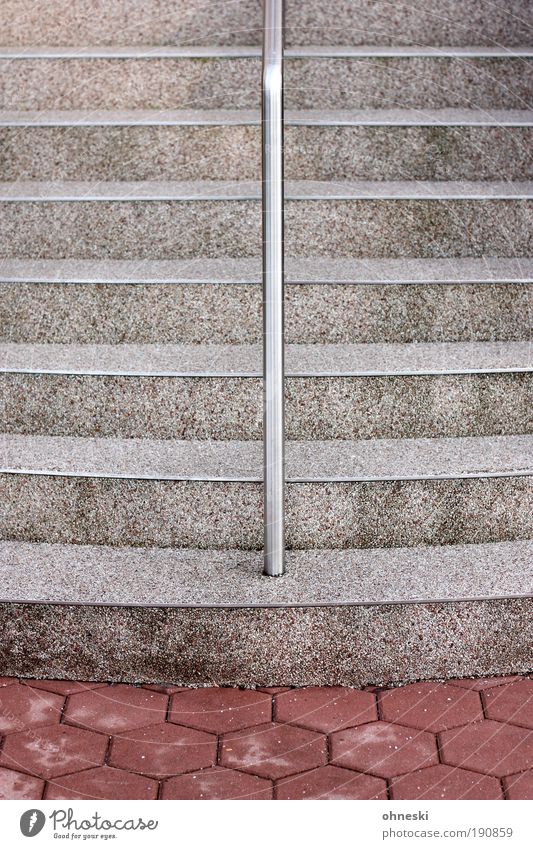 Motiv zu mittig Bauwerk Gebäude Architektur Treppe Treppengeländer Geländer Stein Beton Halt festhalten graphisch Gedeckte Farben Außenaufnahme abstrakt Muster