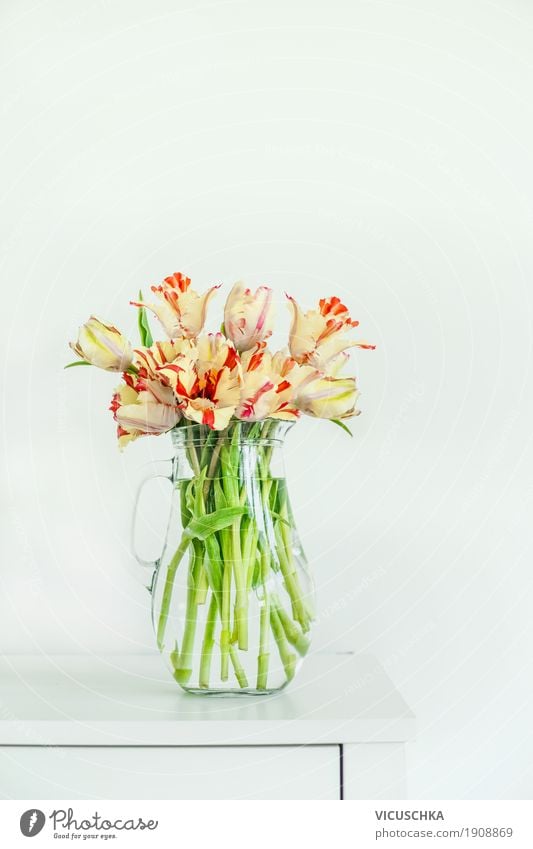 Schöne Tulpen in Glasvase auf weißem Tisch Stil Design Häusliches Leben Wohnung Innenarchitektur Dekoration & Verzierung Natur Frühling Blume Mauer Wand