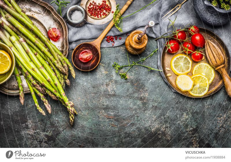 Geschmackvolle Spargel auf altem Küchentisch Lebensmittel Gemüse Salat Salatbeilage Kräuter & Gewürze Öl Ernährung Bioprodukte Vegetarische Ernährung Diät