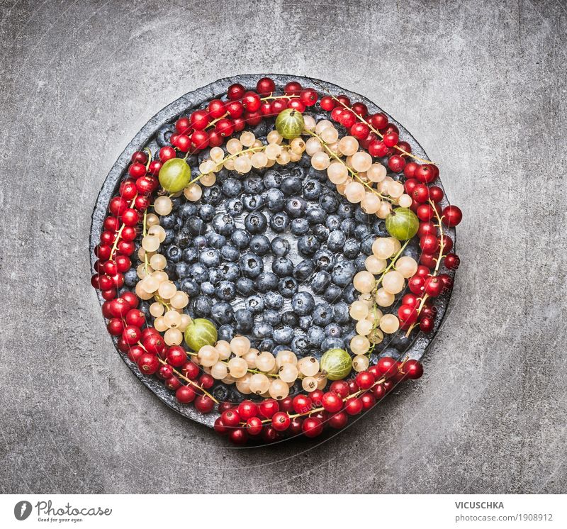 Teller mit verschiedenen Beeren Lebensmittel Frucht Bioprodukte Diät Stil Design Gesundheit Gesunde Ernährung Tisch Auswahl Obstplatte Vitamin Foodfotografie