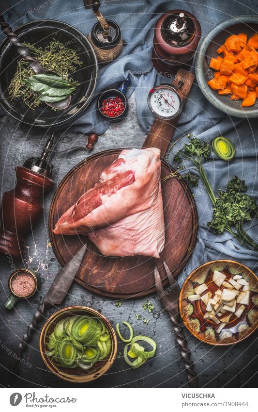 Schweinshaxe Eisbein, Kochen Zubereitung für Braten Lebensmittel Fleisch Gemüse Kräuter & Gewürze Öl Ernährung Abendessen Festessen Slowfood Geschirr Messer