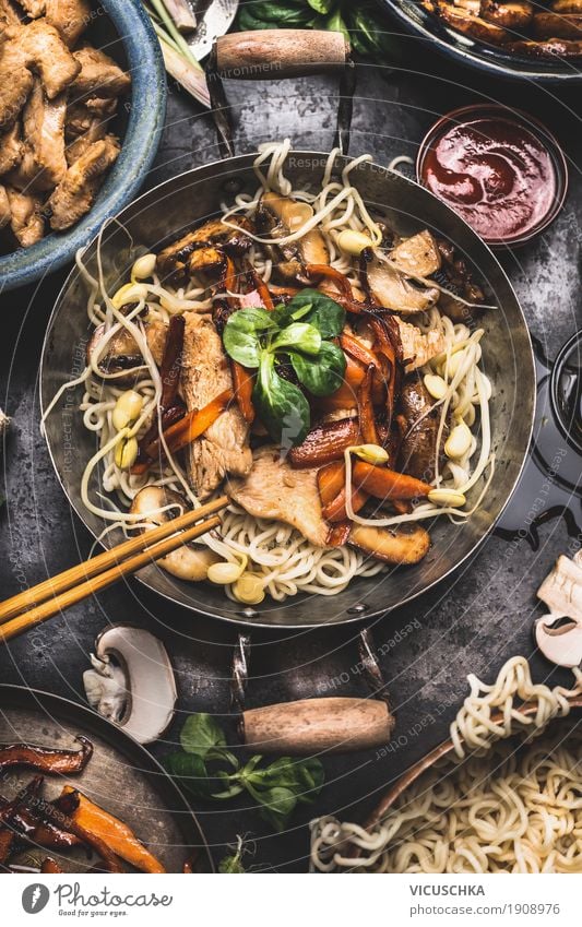 Asiatische Nudelpfanne mit Huhn und Gemüse Lebensmittel Fleisch Kräuter & Gewürze Ernährung Festessen Diät Asiatische Küche Geschirr Topf Pfanne Stil Design