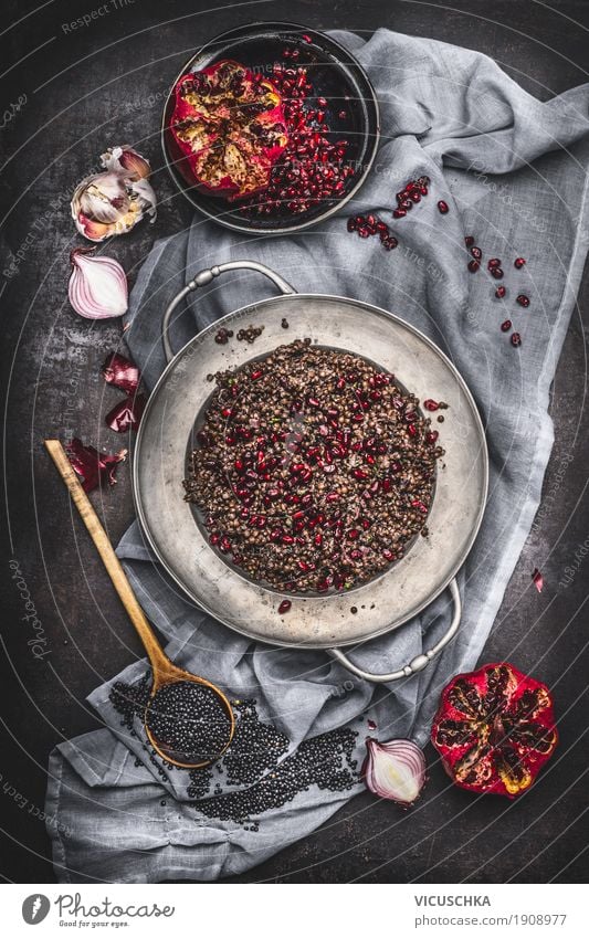 Vegetarischer schwarzen Linsen Salat mit Granatapfel Lebensmittel Salatbeilage Frucht Getreide Kräuter & Gewürze Ernährung Mittagessen Abendessen Bioprodukte