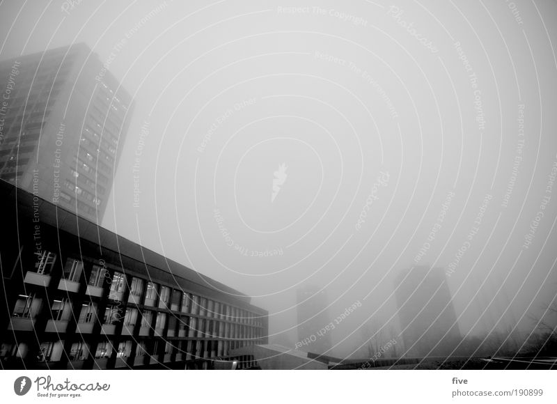 vom nebel verschluckt. schlechtes Wetter Nebel Stadt Haus Hochhaus Gebäude Mauer Wand Fassade Balkon dunkel eckig grau Stimmung Müdigkeit Unlust Erschöpfung