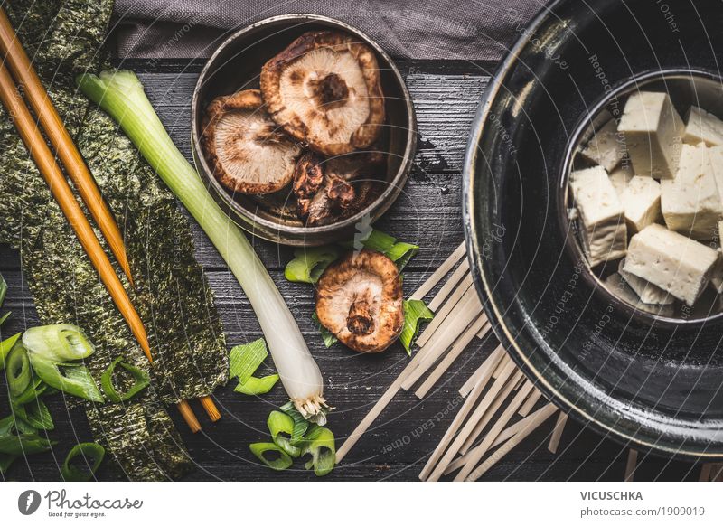 Kochzutaten für asiatische Miso Suppe Lebensmittel Gemüse Kräuter & Gewürze Öl Ernährung Mittagessen Festessen Bioprodukte Vegetarische Ernährung Diät Geschirr