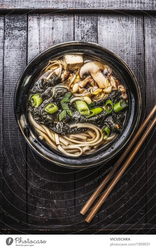 Asiatische Ramen-Suppe mit Nudeln, Tofu und Nori-Algen Lebensmittel Eintopf Kräuter & Gewürze Ernährung Mittagessen Abendessen Bioprodukte