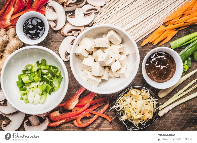 Asiatische Küche. Zutaten für Stir Fry mit Tofu und Nudeln Lebensmittel Gemüse Suppe Eintopf Kräuter & Gewürze Öl Ernährung Mittagessen Abendessen Büffet Brunch