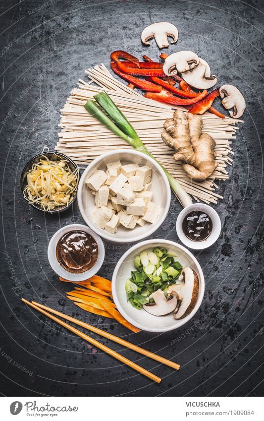 Asiatische Zutaten und Stäbchen mit Tofu und Nudeln Lebensmittel Gemüse Kräuter & Gewürze Ernährung Mittagessen Abendessen Büffet Brunch Bioprodukte