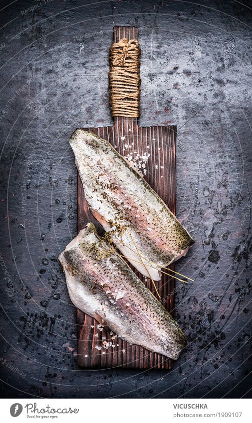 Rohe Fischfilet auf altem Schneidebrett Lebensmittel Kräuter & Gewürze Ernährung Bioprodukte Vegetarische Ernährung Diät Stil Design Gesundheit