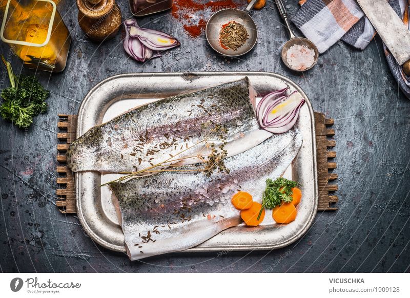 Fischfilet Vorbereitung mit Gemüse, Fenchelsamen und Gewürze Lebensmittel Kräuter & Gewürze Öl Ernährung Mittagessen Abendessen Bioprodukte