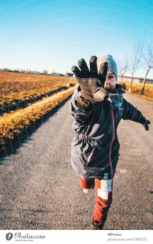 runner Mensch feminin Kind Mädchen Hand 1 3-8 Jahre Kindheit Umwelt Natur Schönes Wetter berühren gehen rennen klug Geschwindigkeit Spielen fangen Handschuhe