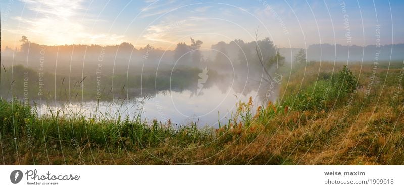 Nebelhafter Sonnenaufgang des Sommers auf dem Fluss. Nebeliger Fluss morgens Ferien & Urlaub & Reisen Tourismus Freiheit Natur Landschaft Sonnenuntergang