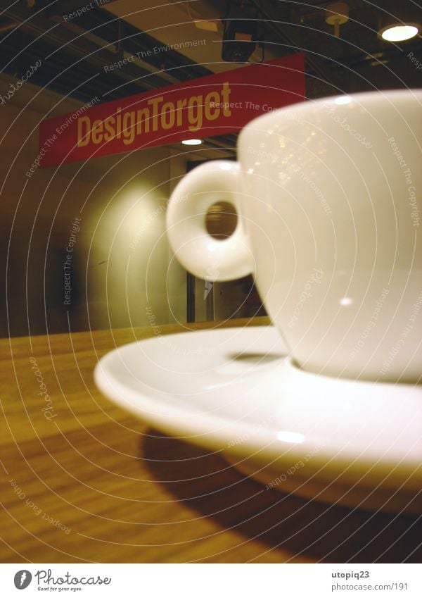 Design Torget Espresso Tasse Untertasse Tisch Holz Stockholm Keramik Café Küche Schilder & Markierungen Geschirr design torget Schweden Makroaufnahme Anschnitt