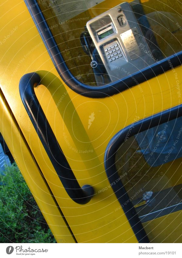 Gelbe! Zelle Telefonzelle gelb Griff schwarz Dienstleistungsgewerbe Tür Glas Dichtung Schatten