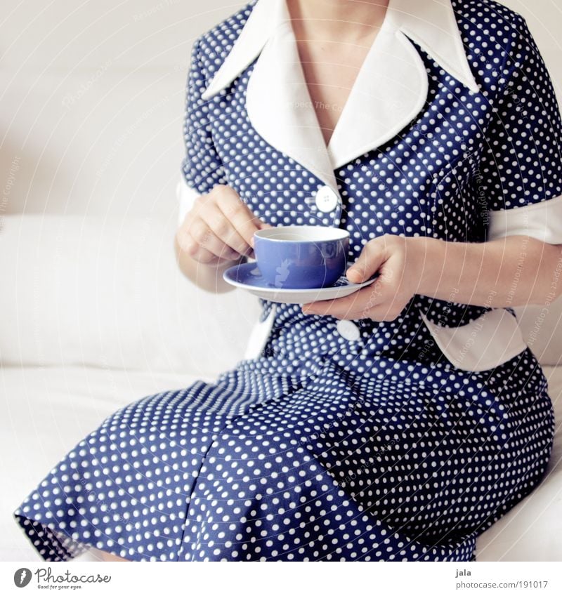 Kaffeetante Getränk trinken Heißgetränk Kakao Tee Teller Tasse feminin Frau Erwachsene Kleid blau Punkt Zeit genießen lecker ruhig retro früher Sofa Nachmittag