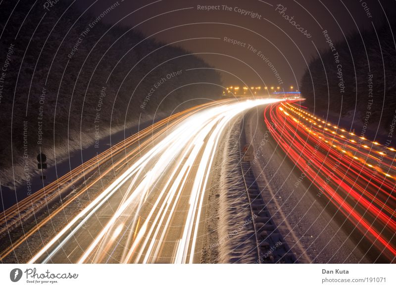 Spurwechsel Nachtleben Winter Schnee Stress Bewegung Geschwindigkeit Mobilität Autobahn Langzeitbelichtung überholen gefährlich Rücklicht Autoscheinwerfer
