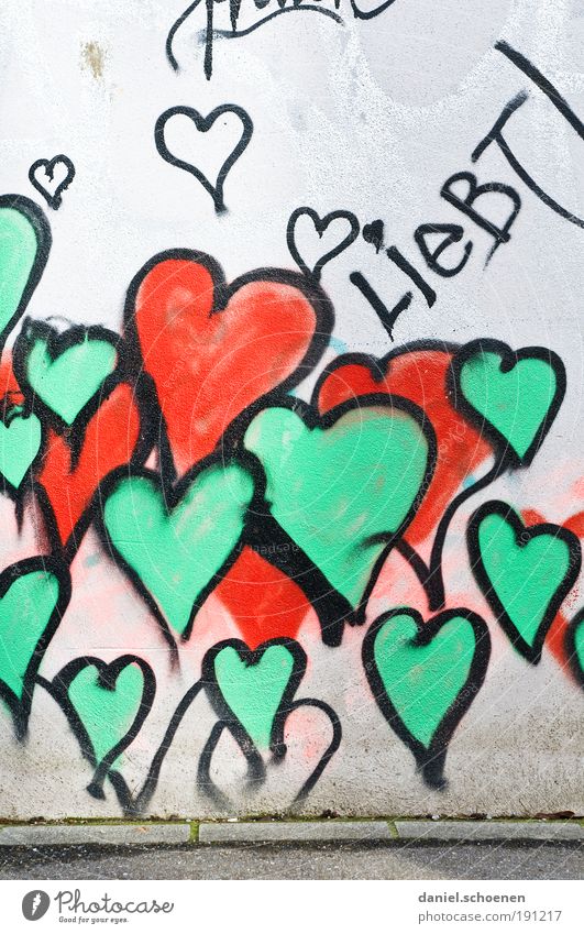 liebt !!!! Zeichen Graffiti Herz grün rot Gefühle Glück Fröhlichkeit Lebensfreude Liebe Verliebtheit Partnerschaft Farbe Hoffnung Leidenschaft Wand Fassade