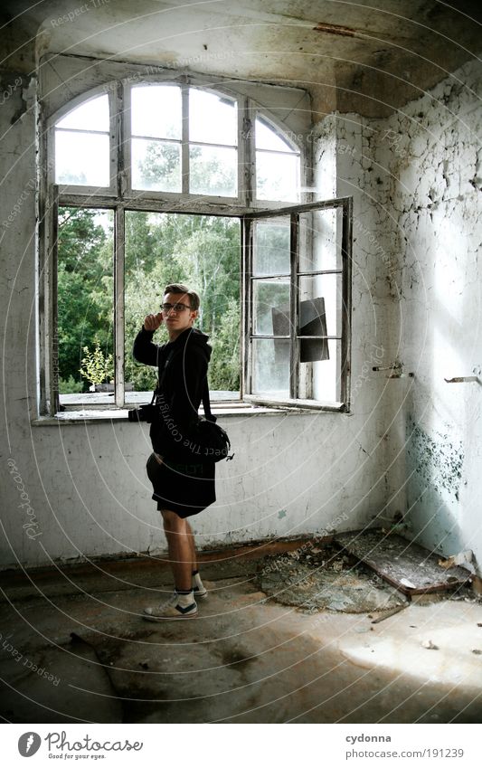 Fensterblick Stil Häusliches Leben Renovieren Umzug (Wohnungswechsel) Raum Mensch Mann Erwachsene 18-30 Jahre Jugendliche Ruine Mauer Wand Einsamkeit entdecken