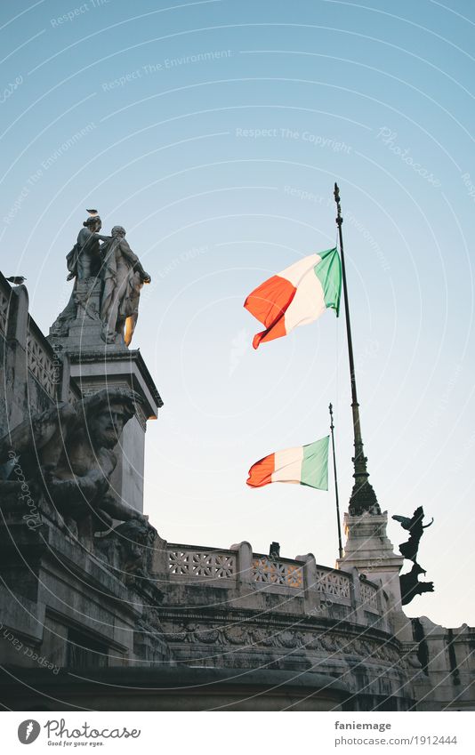 Roma IX Stadt Hauptstadt Stadtzentrum Altstadt alt Italien Patriotismus Fahne Denkmal Nationalhymne rot grün weiß Menschenleer frei Freiheit fliegen flattern