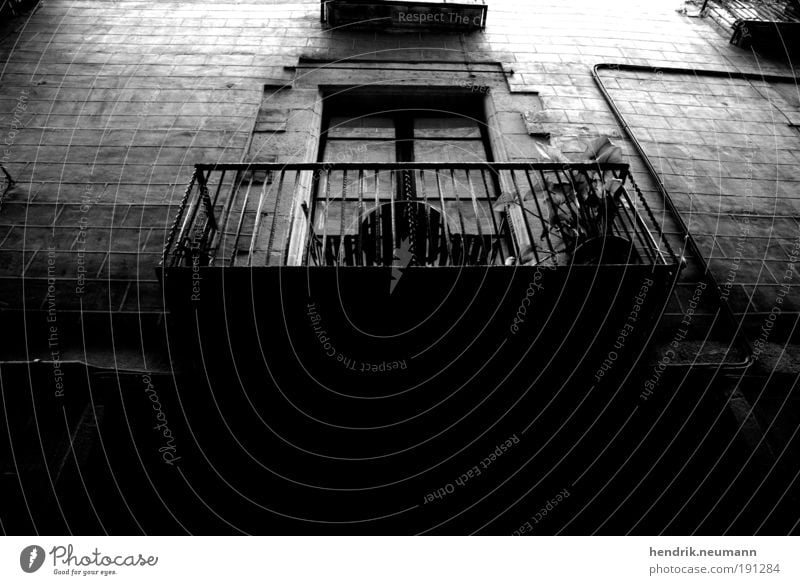 le balcon xy Fassade Balkon alt ästhetisch dreckig authentisch Originalität schwarz stagnierend Symmetrie Traurigkeit Verfall Wandel & Veränderung