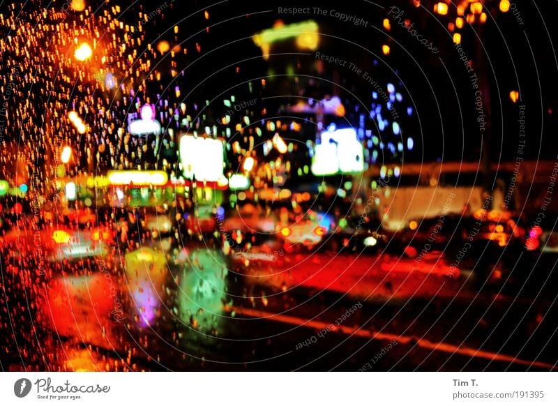 stadtleben Regen Moskau Hauptstadt Stadtzentrum Verkehrsmittel Verkehrswege Straßenverkehr Autofahren Verkehrsstau Ampel träumen Gefühle Berufsverkehr Nacht