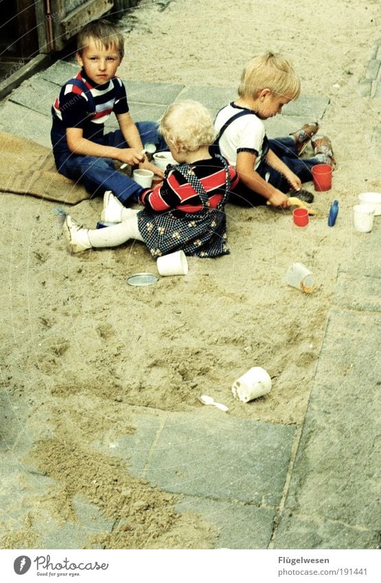 Die Sandkasten-Gang Freizeit & Hobby Spielen Ferien & Urlaub & Reisen Kindererziehung Kindergarten Kindheit Wege & Pfade blond Tatkraft Freude früher