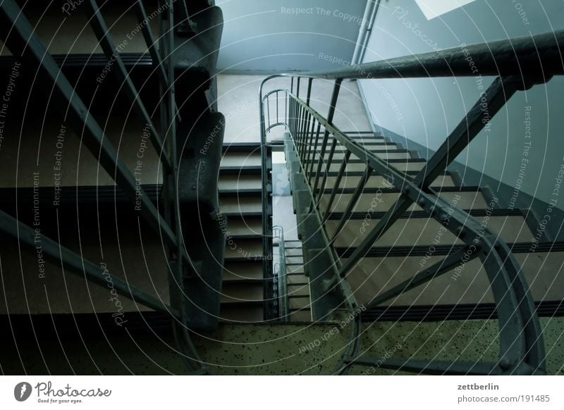 Treppe Treppenhaus Treppengeländer Geländer Niveau Treppenabsatz aufwärts abwärts Karriere Lebenslauf Schacht tief Sog