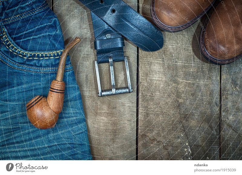 Detail von getragenen Blue Jeans und von braunen Schuhen Stil Design Mann Erwachsene Mode Bekleidung Arbeitsbekleidung Jeanshose Stoff Leder Stiefel Holz alt
