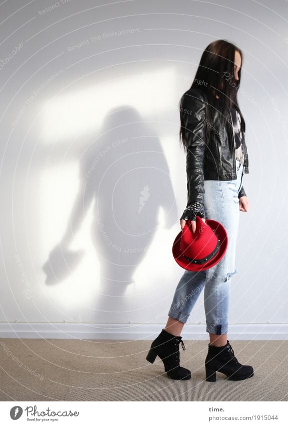 Nastya Raum feminin Frau Erwachsene 1 Mensch T-Shirt Jeanshose Jacke Stiefel Hut schwarzhaarig langhaarig festhalten gehen stehen schön Traurigkeit Sorge
