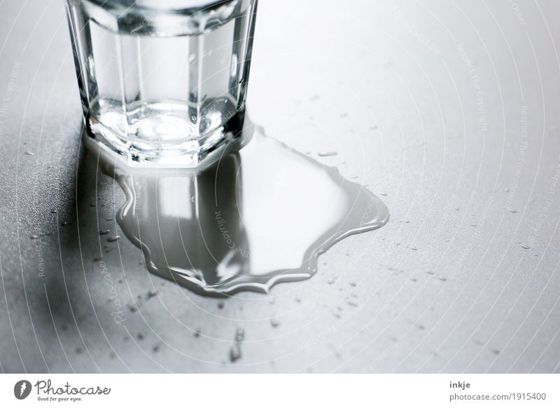 Nach der | Vibration Getränk Trinkwasser Glas Wasserglas Pfütze Fleck nass Missgeschick klecksen Seite verschütten Farbfoto Schwarzweißfoto Gedeckte Farben