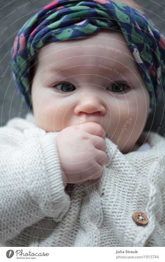 Matilda feminin Baby Kindheit Auge 1 Mensch 0-12 Monate Strickjacke Kopftuch liegen träumen Gesundheit niedlich rund blau grün weiß lässig Farbfoto