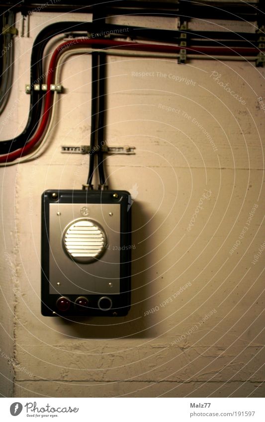 Bunker Notruf Lautsprecher Kabel High-Tech Telekommunikation Informationstechnologie Mauer Wand Beton alt bedrohlich dunkel kalt grau Gegensprechanlage Krieg