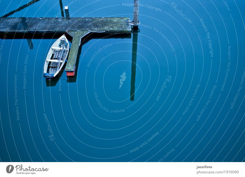 stilles Wasser Hafen Ruderboot Wasserfahrzeug Jachthafen blau ruhig Anlegestelle Kahn Liegeplatz Ruhrgebiet Steg Wasseroberfläche Vogelperspektive Farbfoto