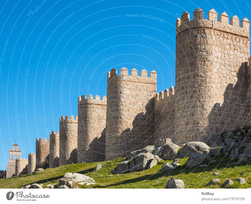 Mächtig Tourismus Sightseeing Ávila Spanien Kleinstadt Menschenleer Turm Bauwerk Architektur Sehenswürdigkeit Wahrzeichen Stadtmauer Stein alt bedrohlich groß