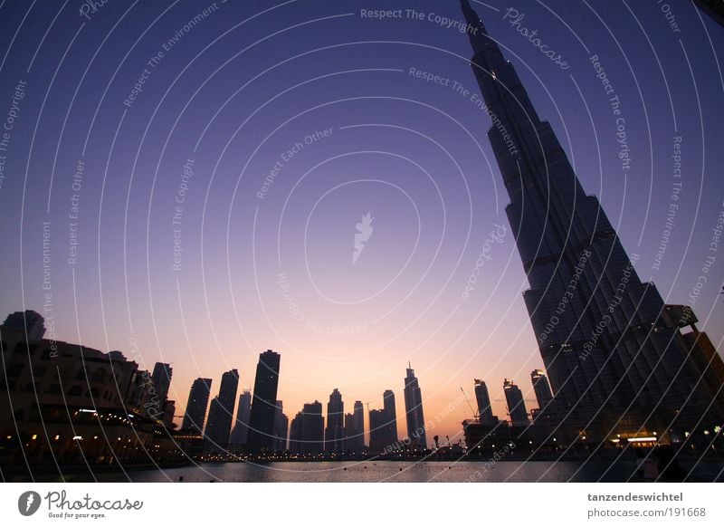 Schrägansicht Dubai Burj Dubai Dubai Tower Turm Vereinigte Arabische Emirate Stadt Skyline Wasser Reflexion & Spiegelung Sonnenuntergang Dämmerung Hochhaus Kran
