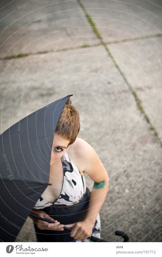 abgeschirmt feminin Junge Frau Jugendliche 1 Mensch brünett kurzhaarig Schirm Regenschirm beobachten festhalten Blick Schutz schuldig Scham Angst Schüchternheit