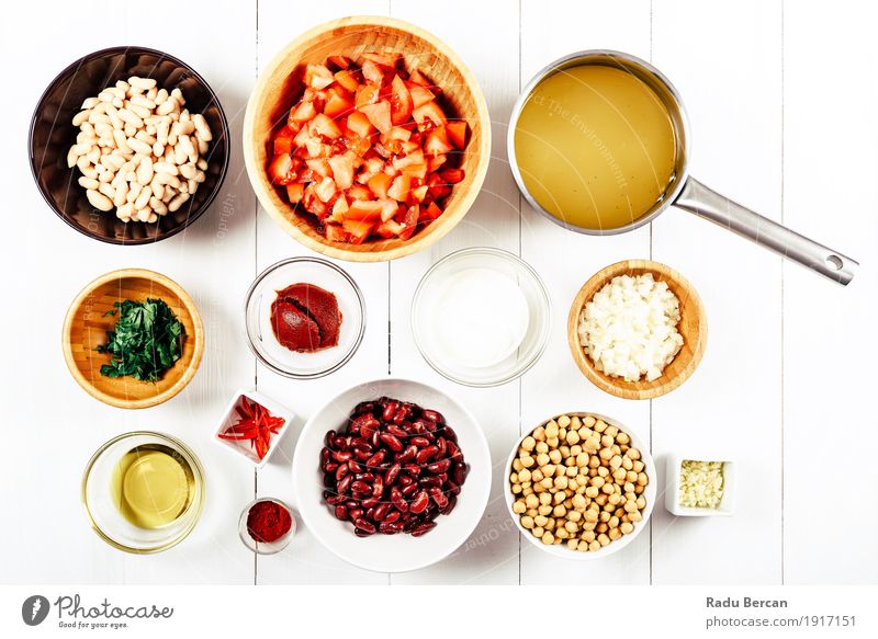 Draufsicht der Chili Bean Stew Food Ingredients auf weißer hölzerner Tabelle Lebensmittel Joghurt Milcherzeugnisse Gemüse Suppe Eintopf Kräuter & Gewürze