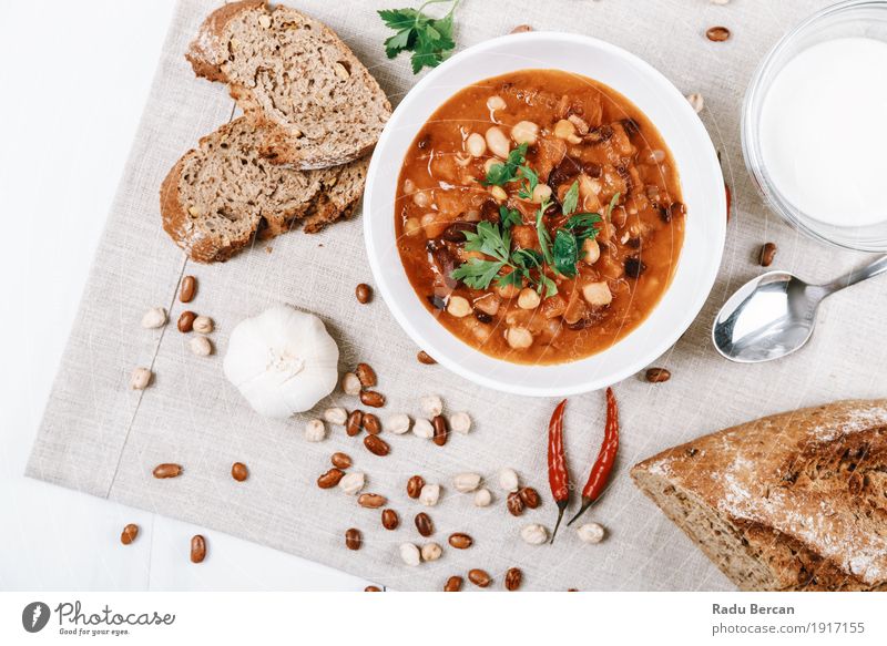 Chili-Bohnen-Eintopf bereit, bedient zu werden Lebensmittel Gemüse Brot Suppe Kräuter & Gewürze Ernährung Essen Mittagessen Abendessen Bioprodukte