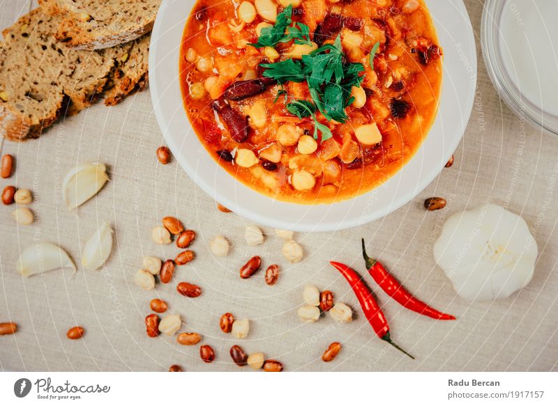 Chili-Bohnen-Eintopf, Brot bereit, gedient zu werden Lebensmittel Gemüse Suppe Kräuter & Gewürze Ernährung Essen Mittagessen Abendessen Bioprodukte