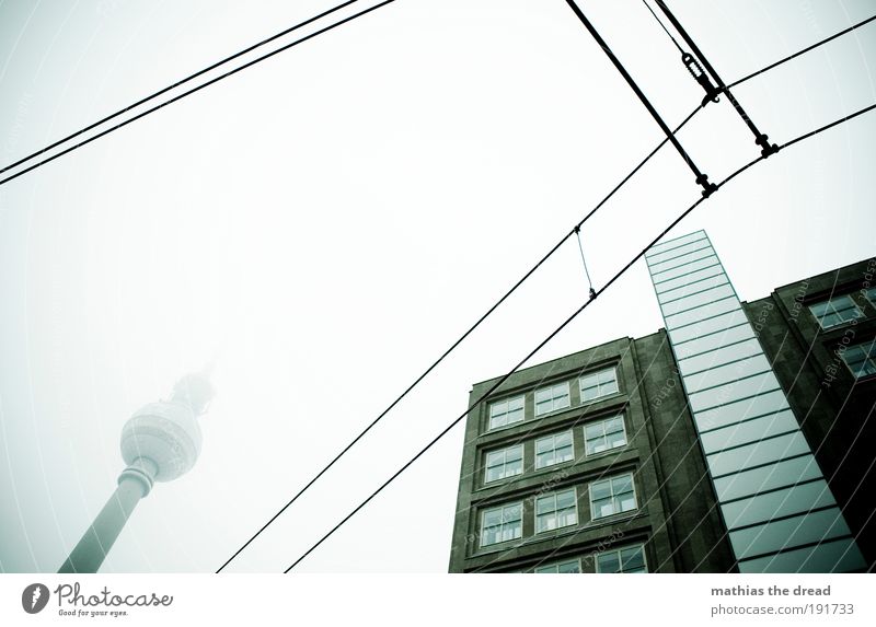 TURM Himmel Wolken Winter schlechtes Wetter Nebel Stadt Stadtzentrum Skyline Bahnhof Turm Bauwerk Gebäude Architektur Fassade Sehenswürdigkeit Wahrzeichen