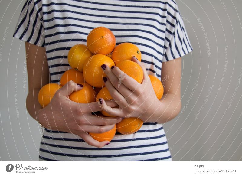 Saisonware Frucht Orange feminin 1 Mensch festhalten frisch Gesundheit lecker rund saftig dünn süß Farbe genießen Ernährung Anhäufung überschüssig mehrere