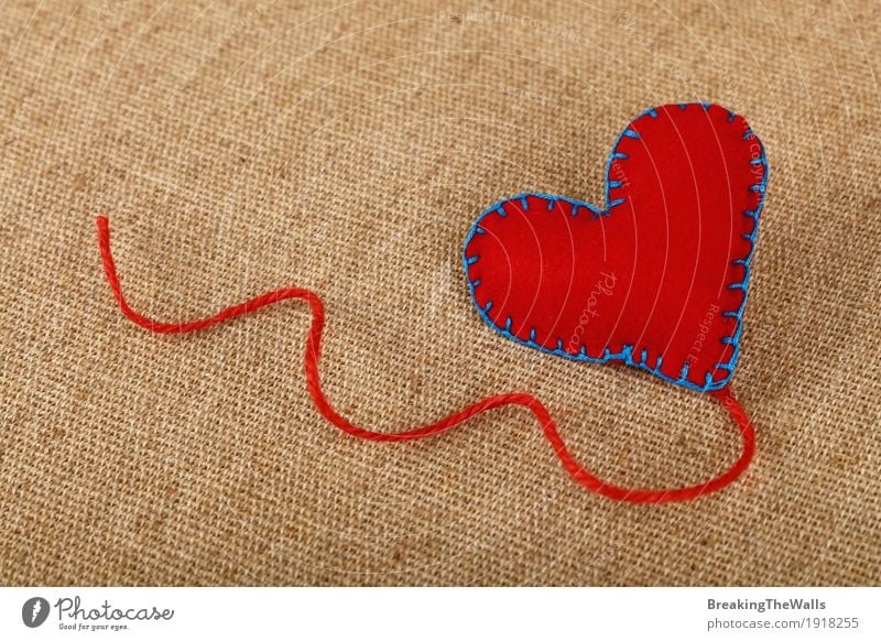 Rotes Filzhandwerk nähte Herz mit Jutefasergarn auf Segeltuch Freizeit & Hobby Basteln Handarbeit Valentinstag Muttertag Kunst Stoff Liebe natürlich rot Gefühle