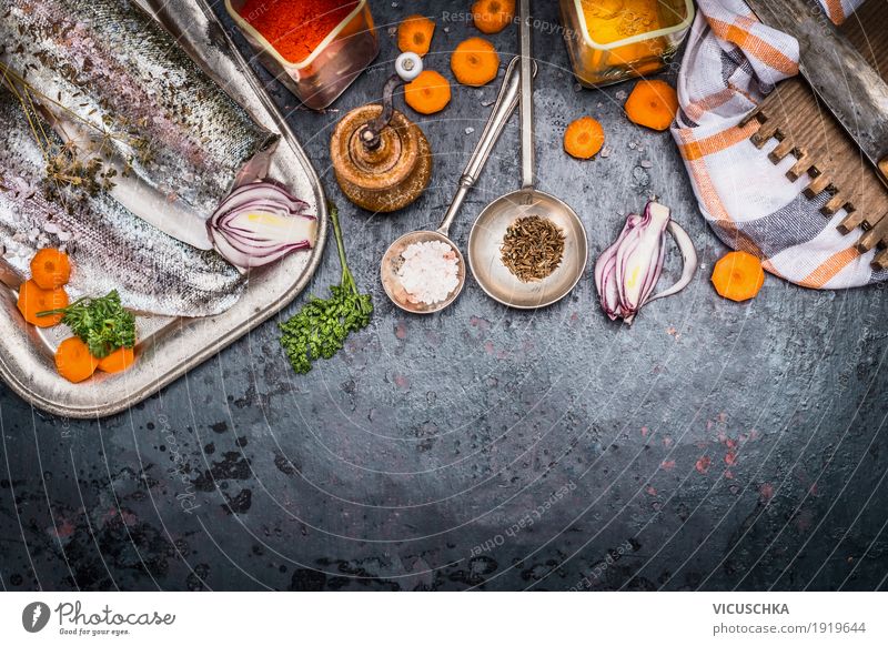 Fischfilets mit geschnittenem Gemüse, Kräutern und Gewürzen Lebensmittel Kräuter & Gewürze Öl Ernährung Mittagessen Festessen Bioprodukte Vegetarische Ernährung