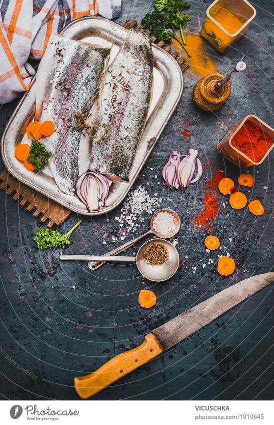 Fischfilets mit Küchenmesser und Gewürze Lebensmittel Gemüse Kräuter & Gewürze Ernährung Mittagessen Bioprodukte Vegetarische Ernährung Diät Geschirr Messer