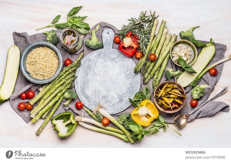 Gesunde Ernährung mit Gemüse und Graupe Lebensmittel Getreide Mittagessen Bioprodukte Vegetarische Ernährung Diät Geschirr Löffel Stil Design Gesundheit Tisch