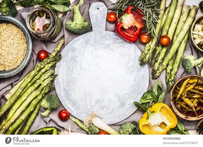 Spargel und verschiedene gesunde vegetarische Zutaten Lebensmittel Gemüse Salat Salatbeilage Getreide Kräuter & Gewürze Ernährung Mittagessen Bioprodukte