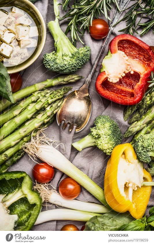 Verschiedenes buntes Gemüse Zutaten mit Kochlöffel und Feta Lebensmittel Salat Salatbeilage Kräuter & Gewürze Öl Ernährung Mittagessen Abendessen Bioprodukte