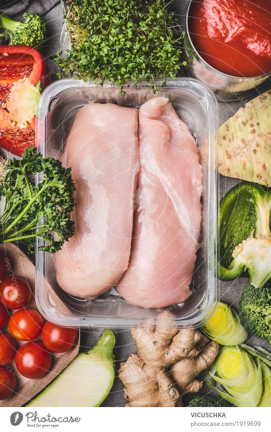Hähnchenbrustfilets in Verpackung mit Gemüse Lebensmittel Fleisch Kräuter & Gewürze Ernährung Mittagessen Bioprodukte Diät kaufen Stil Design Gesunde Ernährung